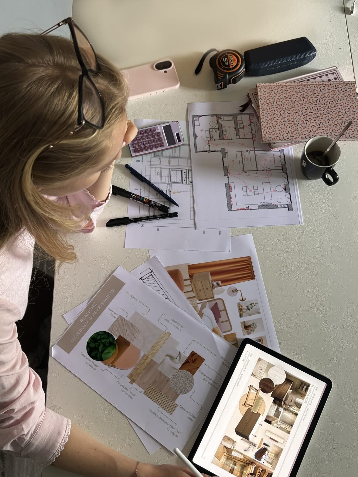 Lisa au travail sur ses planches d'ambiance et plans